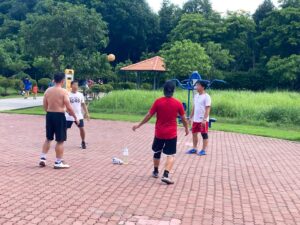 サッカーをするベトナム人の写真。ベトナム・ホーチミンの蓮スポット。