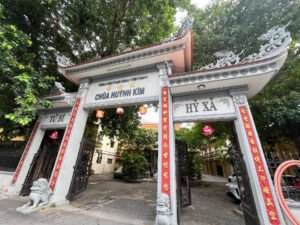 お寺の写真。ベトナム・ホーチミンで労働許可証のための健康診断前に散歩。