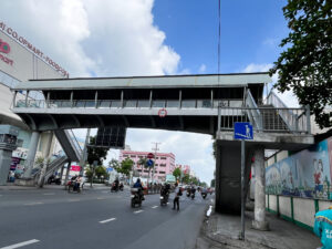 歩道橋の写真。ベトナム・ホーチミンで労働許可証のための健康診断前に散歩。
