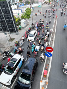 バイクの渋滞の写真。ベトナム・ホーチミンで労働許可証のための健康診断前に散歩。
