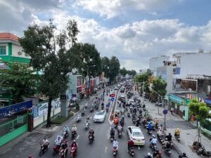 通りを走るバイクの写真。ベトナム・ホーチミンで労働許可証のための健康診断前に散歩。