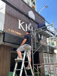 お店の工事の写真。ベトナム・ホーチミンで労働許可証のための健康診断前に散歩。