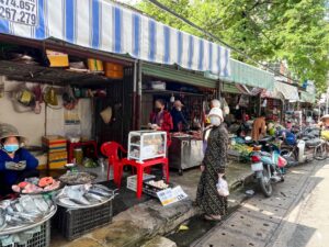 お店の写真。ベトナム・ホーチミンで労働許可証のための健康診断前に散歩。
