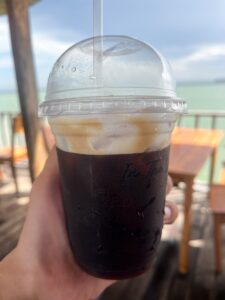 ベトナムコーヒーの写真。ベトナム・ホーチミンのブンタウのビーチのコラム。