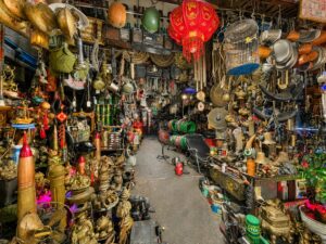 骨董品やの写真。ベトナム・ホーチミンの観光地のクチトンネルのコラム。