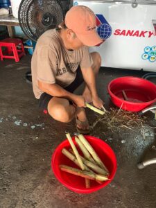 サトウキビを削るベトナム人の写真。ベトナム・ホーチミンのクチの歴史ある寺院を紹介。