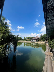 静かな池の写真。ベトナム・ホーチミンのクチの歴史ある寺院を紹介。