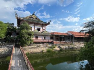 池から見る寺の写真。ベトナム・ホーチミンのクチトンネル付近の寺巡り。