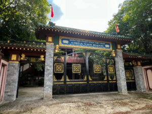 寺の門の写真。ベトナム・ホーチミンのクチトンネル付近の寺巡り。