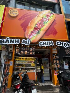 バインミー屋さんの写真。ベトナム・ホーチミンのカフェなどが並ぶ学生街のコラム。
