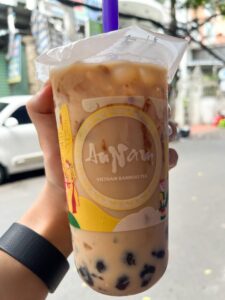 ミルクティーの写真。ベトナム・ホーチミンのカフェなどが並ぶ学生街のコラム。