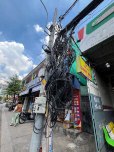 電線の写真。ベトナム・ホーチミンのカフェなどが並ぶ学生街のコラム。