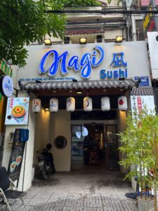 日本食レストランの写真。ベトナム・ホーチミンのカフェなどが並ぶ学生街のコラム。