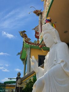 鮮やかな寺の外壁の写真。ベトナム・ホーチミンのクチトンネル付近の寺巡り。