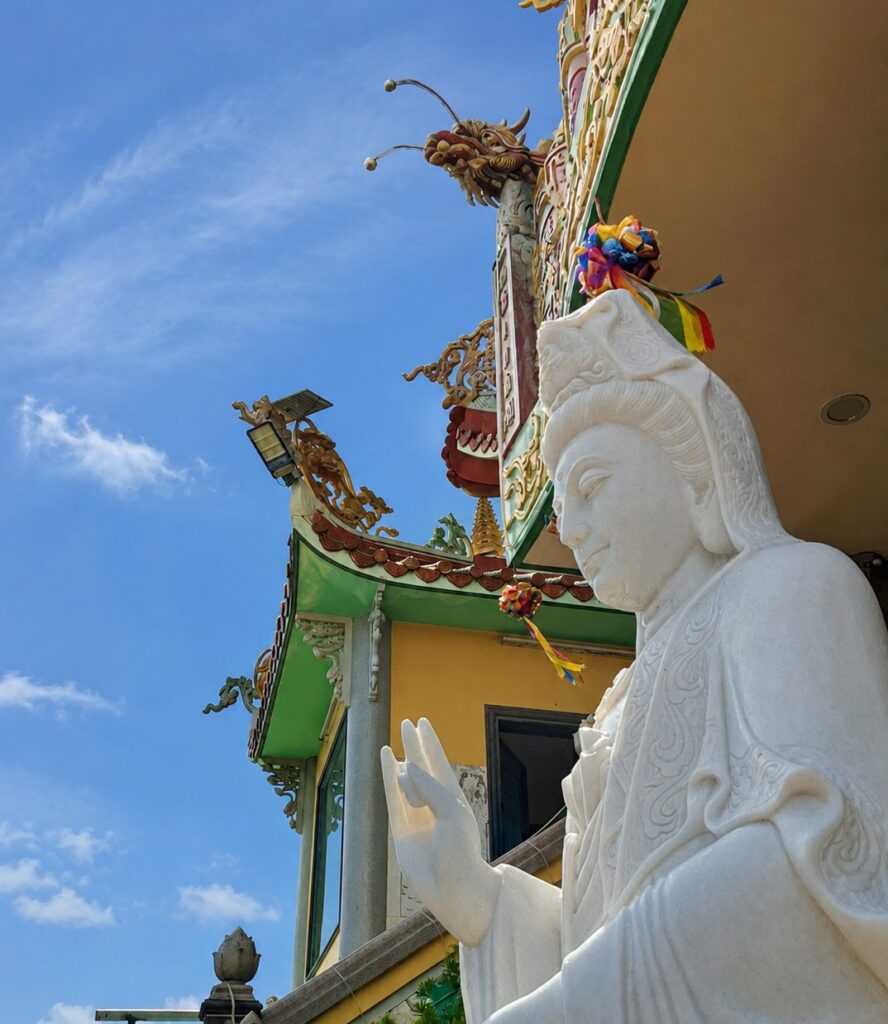 美しい寺の装飾の写真。ベトナム・ホーチミンのクチトンネル付近の寺巡り。
