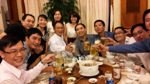 会社の送別会の写真。ベトナムの仕事と生活に関するインタビュー。