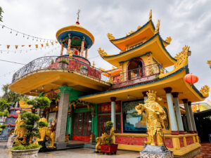 寺院の写真。ベトナム・ホーチミンの空港付近の路上床屋などが並ぶ通りのコラム。