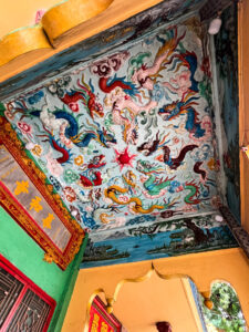 美しい寺の造りの写真。ベトナム・ホーチミンの空港付近の路上床屋などが並ぶ通りのコラム。