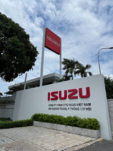 Isuzu Vietnamの写真。ベトナム・ホーチミンの空港付近の路上床屋などが並ぶ通りのコラム。
