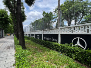 ベンツの工場の写真。ベトナム・ホーチミンの空港付近の路上床屋などが並ぶ通りのコラム。