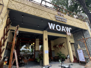 コーヒーショップの写真。ベトナム・ホーチミンの空港付近の路上床屋などが並ぶ通りのコラム。