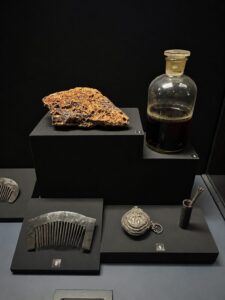 ミイラの副葬品の写真。ベトナム・ホーチミンのおすすめ観光スポット。
