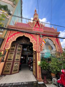 クメール系のお寺の写真。ベトナム・ホーチミンでハノイ料理を食べてクメール寺に行くコラム。