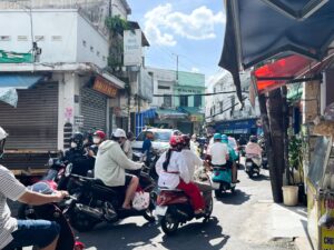 たくさんのバイクの写真。ベトナム・ホーチミンでハノイ料理を食べてクメール寺に行くコラム。