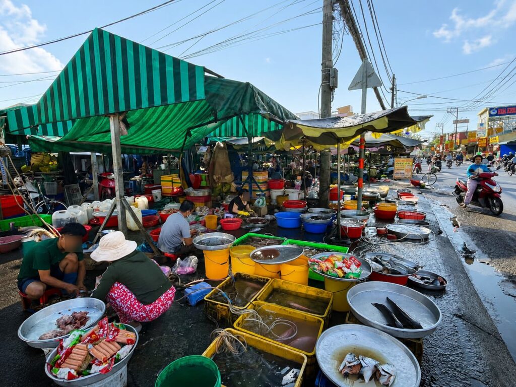 市場に並ぶお店の写真。ベトナム・ホーチミンの活気ある市場のコラム。