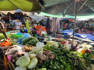 市場に並んだ野菜の写真。ベトナム・ホーチミンの活気ある市場のコラム。