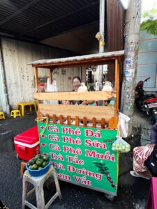路上のコーヒーショップの写真。ベトナム・ホーチミンの活気ある市場のコラム。