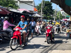 たくさんのバイクの写真。ベトナム・ホーチミンの活気ある市場のコラム。