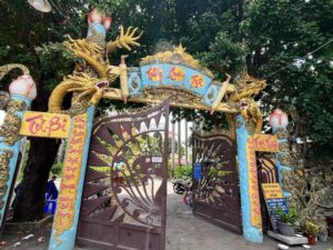 寺の門の写真。ベトナム・ホーチミン郊外のローカル寺院で仏教体験。