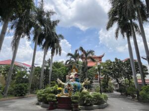 境内の写真。ベトナム・ホーチミン郊外のローカル寺院で仏教体験。