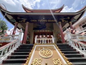 本堂の写真。ベトナム・ホーチミン郊外のローカル寺院で仏教体験。