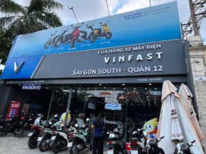 バイク屋さんの写真。ベトナム・ホーチミン郊外のローカル寺院で仏教体験。