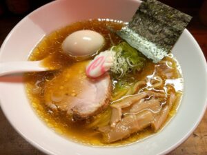 醤油ラーメンの写真。ベトナム・ホーチミンでバスケットボールのスポーツ観戦。