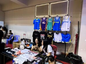 グッズ売り場の写真。ベトナム・ホーチミンでバスケットボールのスポーツ観戦。
