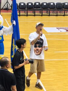 MCの写真。ベトナム・ホーチミンでバスケットボールのスポーツ観戦。