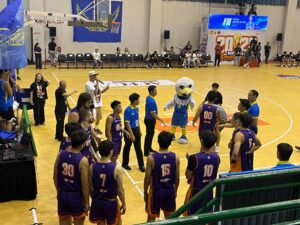 選手入場の写真。ベトナム・ホーチミンでバスケットボールのスポーツ観戦。