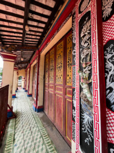 鮮やかな装飾の写真。ベトナム・ホーチミンのおすすめ歴史を感じる寺。
