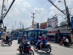 通りを走るバスの写真。ベトナム・ホーチミンのローカル市場を散歩。