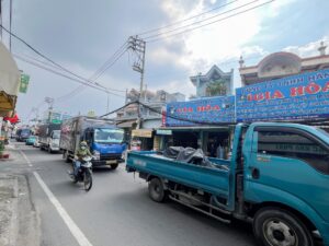 渋滞の写真。ベトナム・ホーチミンのローカル市場を散歩。