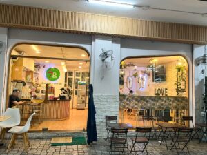 アパートのテナントの写真。ベトナム・ホーチミンのレストランでクラフトビールを飲むコラム。