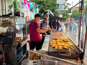 肉を焼くベトナム人の写真。ベトナム・ホーチミンのレストランでクラフトビールを飲むコラム。